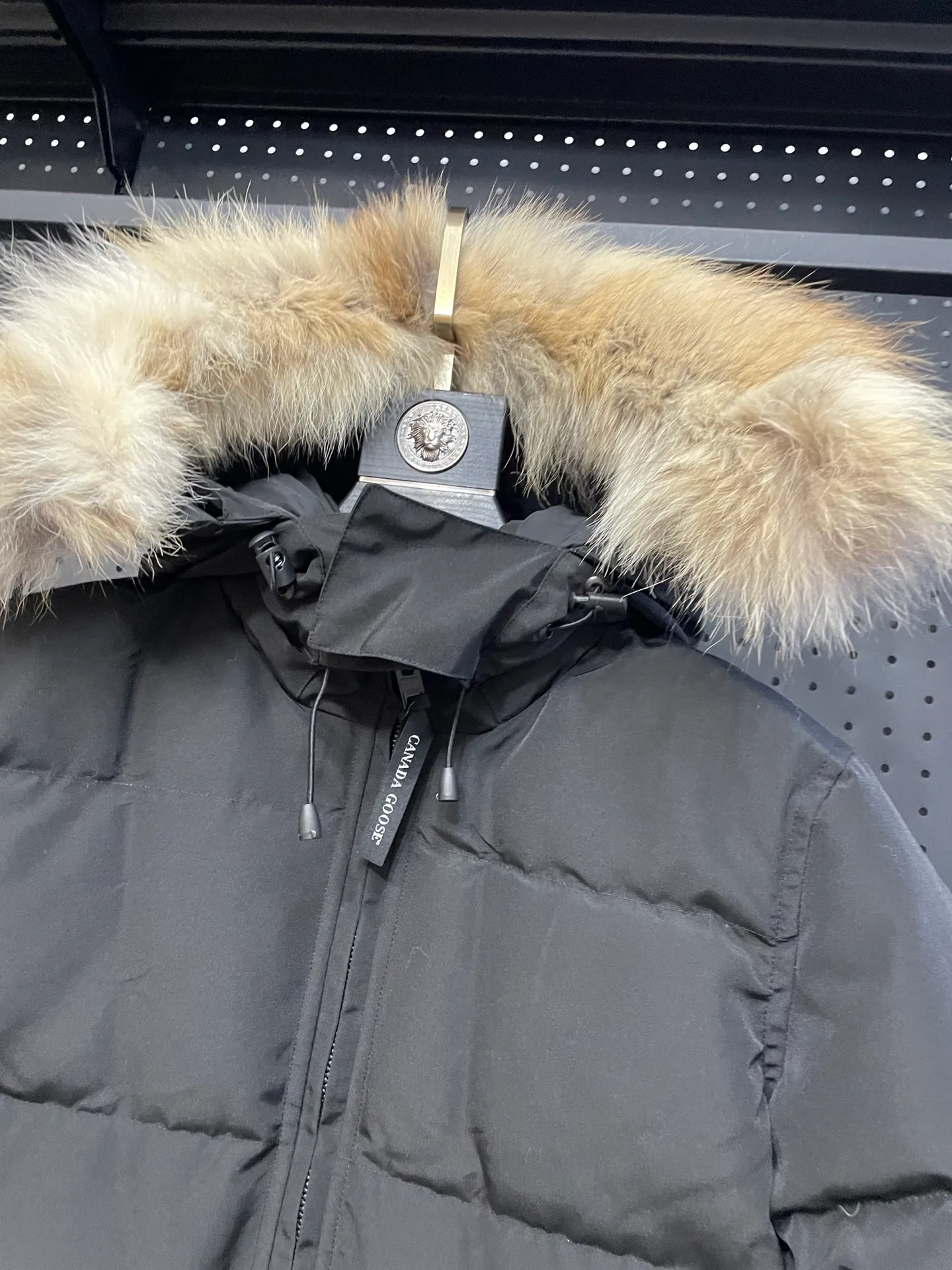 P880 black Canadian CANADA GOOES 04 model/women's model. The Arctic and Antarctic scientific expedition teams and others choose Canada Goose as their cold-proof equipment. They are the Rolls-Royce of down jackets.  ➖ Industry-leading anti-counterfeiting chip sensing.  ➖ Imported Behringer embroidery machines and customized embroidery labels, the highest level and industry leading.  ➖ Imported Korean 21-count polyester-cotton blended original fabric, TC85 waterproof coated fabric, water-repellent, windproof and wear-resistant.  ➖ The new national standard 80 white duck down is filled with an average of 520 grams of down. The amount of down filled is industry-leading.  ➖ 100% nylon lining with double double-layer sealing design to prevent velvet running, and seamless thread design on the cuffs!  ➖ Western Canadian Green Wolf Collar.  ➖ Yoshida YKK provides original factory-customized electroplated sliders. YKK two-way lockable zippers are tight and smooth and do not peel off paint.  ➖ 3M composite Velcro is durable and the accessories and hardware are all custom-made. Only for the purest goose, the most dedicated, the most professional, the highest quality, the highest cost performance!    SIZE:XS-XXL